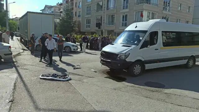 Ankara'da Kontrolsüz Kavşakta Meydana Gelen Kazada Bir Sürücü Yaralandı
