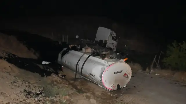 Bitlis'in Hizan İlçesinde Zift Yüklü Tanker Devrildi: 1 Yaralı