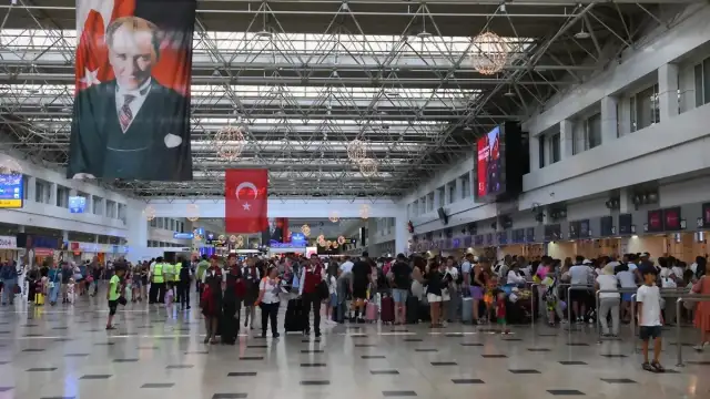 İstanbul ve Antalya Havalimanlarında Ağustos Ayında Rekor Yolcu Trafiği: 28,8 Milyon Kişi Seyahat Etti