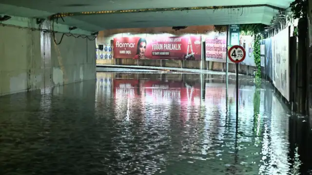 İstanbul'da Şiddetli Sağanak Hayatı Olumsuz Etkiledi