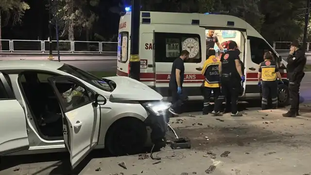 Sivas'ta Aydınlatma Direğine Çarpan Otomobilde 3 Kişi Yaralandı
