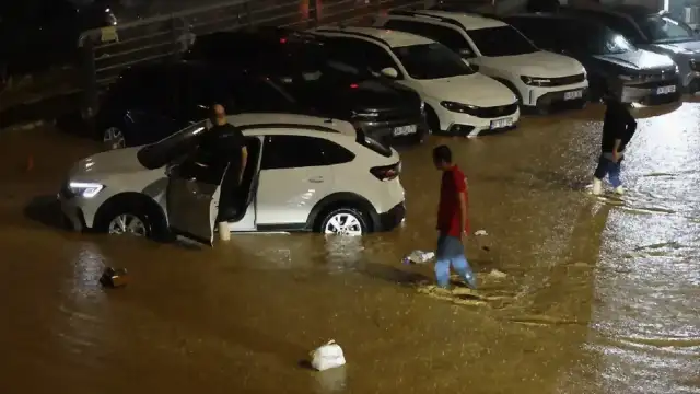 Trabzon'da Şiddetli Yağış Hayatı Felç Etti: Metrekareye 50 Kg Yağış Düştü, Yollar Sular Altında Kaldı