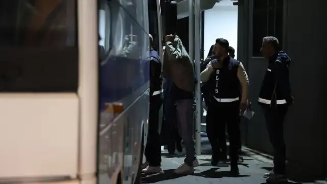 Bayraklı Belediyesi'ne Yönelik Operasyonda 15 Kişi Tutuklandı