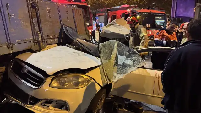 Beyoğlu'nda Trafik Kazası: Otomobil Taksiye Çarptı, 3 Kişi Kurtarıldı
