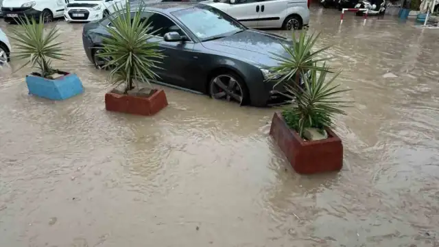 Çeşme'de Şiddetli Yağış Hayatı Felç Etti: Caddeler ve Sokaklar Sular Altında Kaldı, Araçlar Mahsur Kaldı