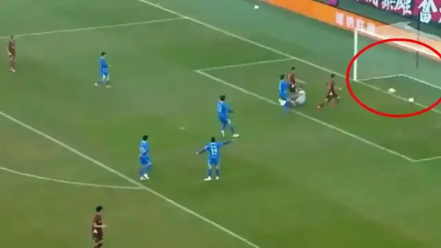 Çin 2. Ligi'nde Tarihi An: Aynı Anda İki Topla Oynanan Pozisyonda Çift Gol