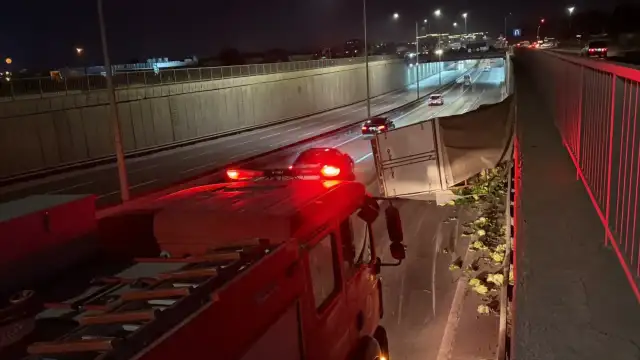 Eskişehir'de 4 Ton Marul Yüklü Kamyonet Devrildi: Sürücü Hafif Sıyrıklarla Kurtuldu