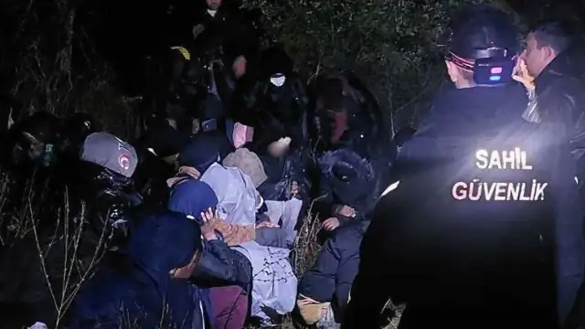 Ezine'de Sahil Güvenlik ve Polis Ekiplerinden Kaçak Göçmen Operasyonu: 31 Kişi Yakalandı
