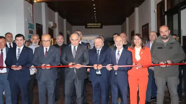 Sanatçı Şükrü Özgür'ün İlk Kişisel Sergisi 'Ateşin Ahşaba, Boyanın Tuvale Dokunuşu' Çankırı Müzesi'nde Açıldı