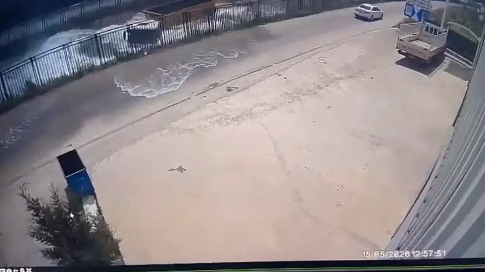 ADANA'da TIR Sulama Kanalına Düştü, Sürücü Hafif Yaralandı