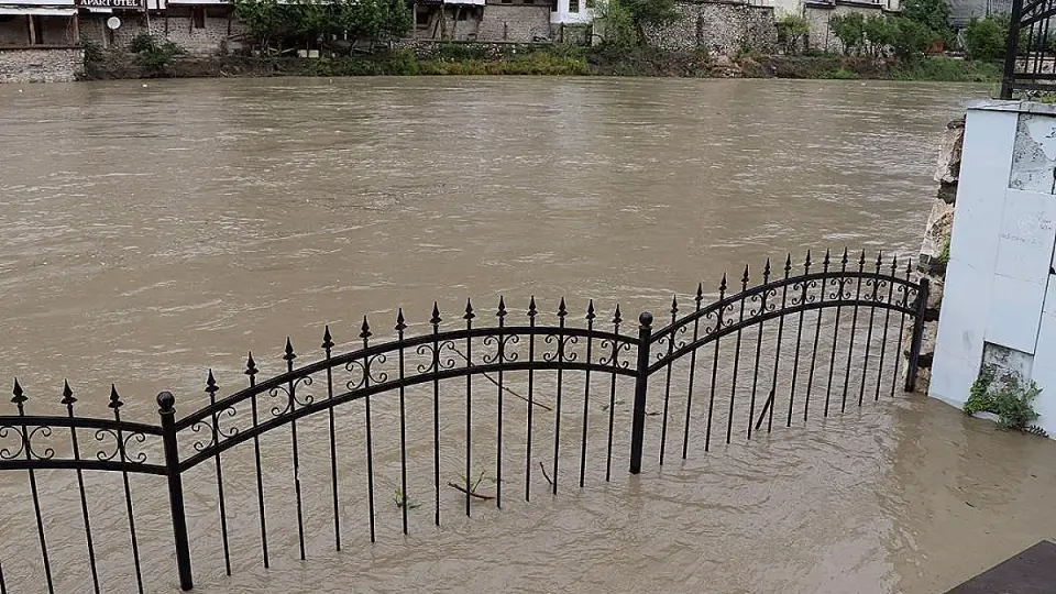 Amasya'da Yeşilırmak Taştı, Gezi Yolları Sular Altında Kaldı