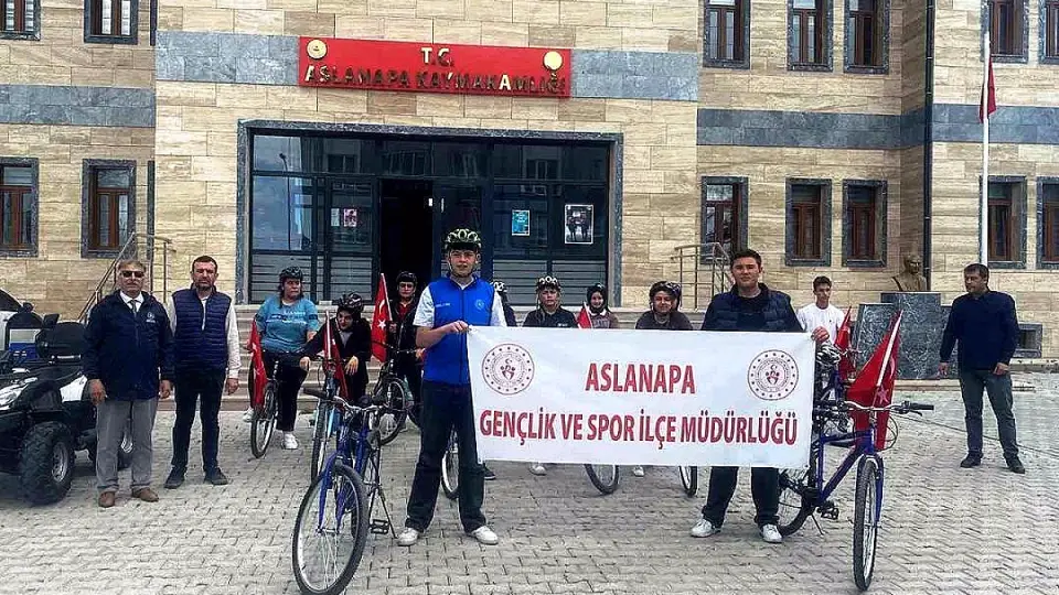 Aslanapa'da Gençlik Haftası Kapsamında Bisiklet Turu Düzenlendi
