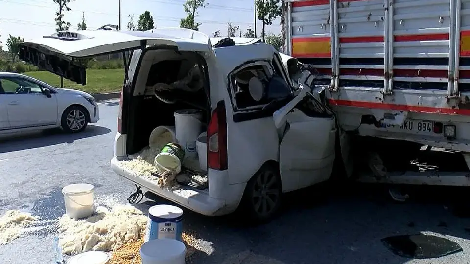 Başakşehir'de Kaza Tutanağı Tutulurken Arkadan Çarpma: Bir Sürücü Sıkıştı