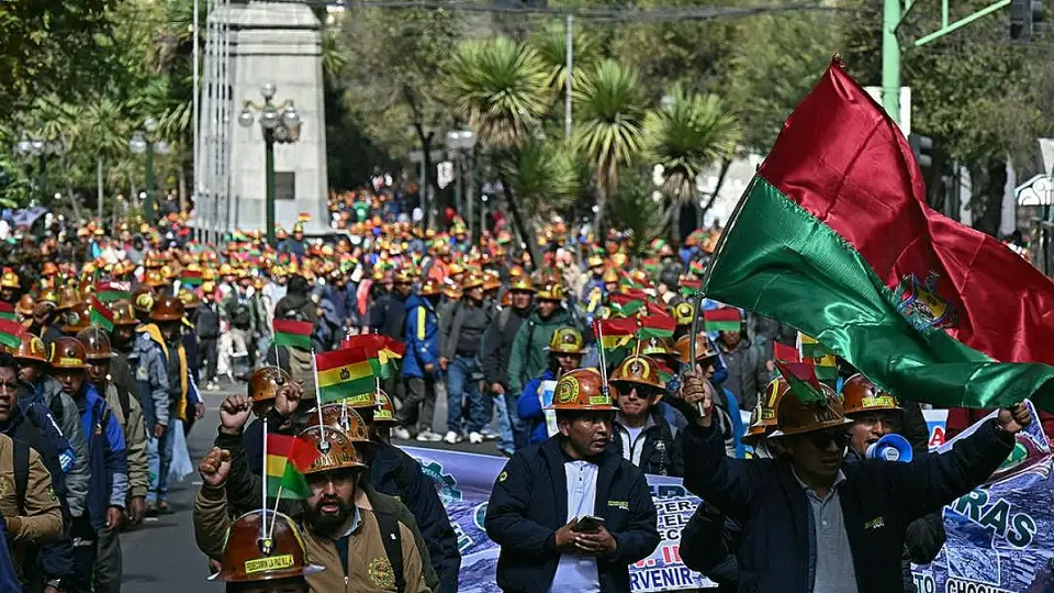 Bolivya'da binlerce madenci, devlet başkanının istifasını istedi