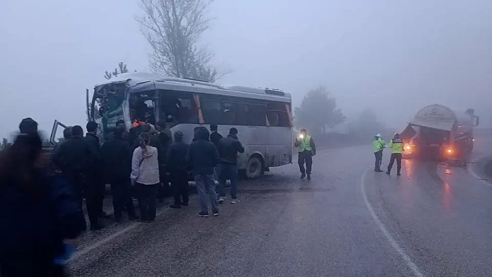 Bolu'da Tanker ve Minibüs Çarpıştı: 3 Ağır Yaralı