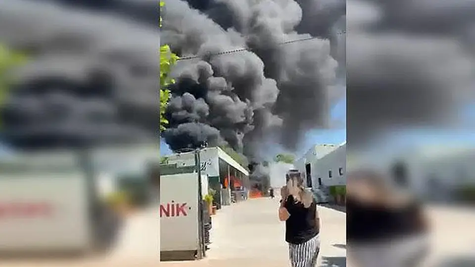 Bursa'da Depo Yangını Siyah Dumanlara Neden Oldu