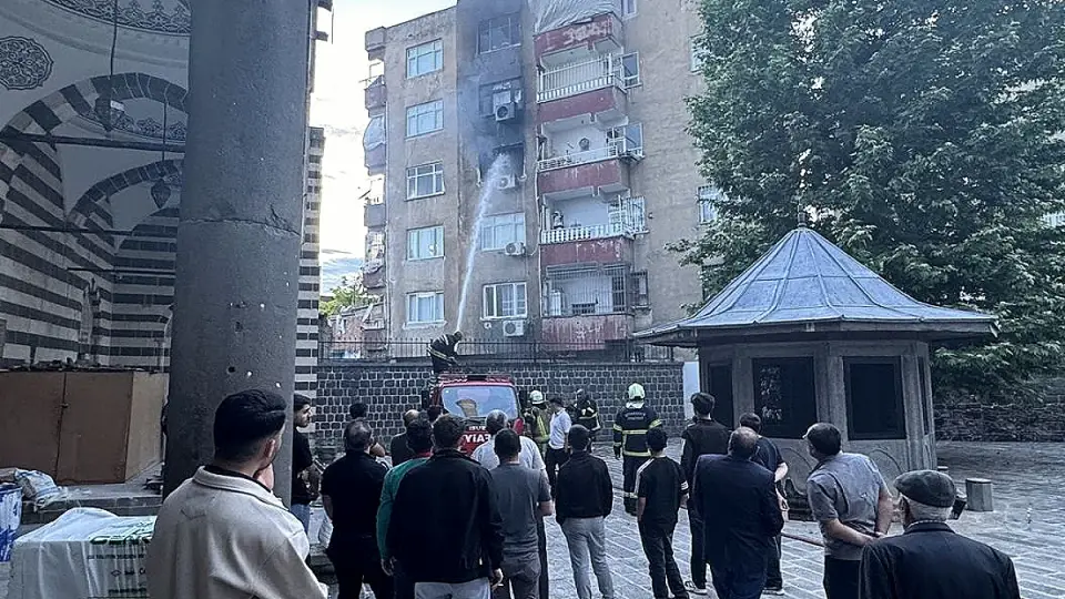Diyarbakır'da Ev Yangını: 1 İtfaiye Eri Yaralandı, 2 Kişi Duman Soludu