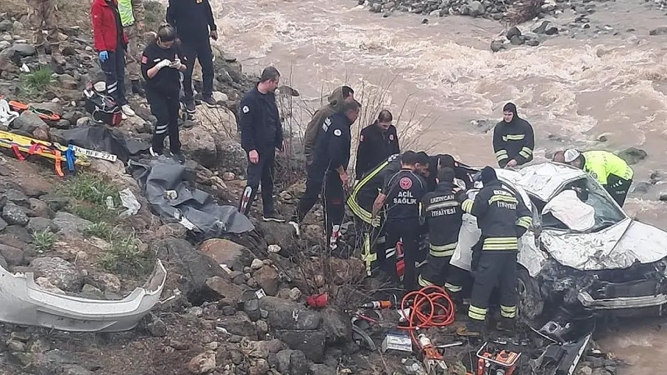 Erzincan'da Otomobil Dereye Yuvarlandı: 2 Kişi Hayatını Kaybetti, 1 Yaralı