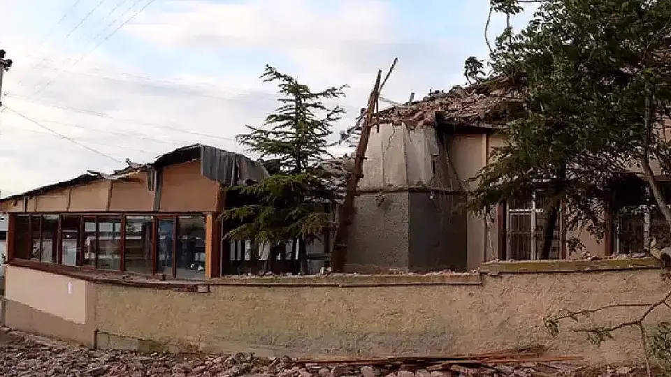 Eskişehir'de Yıldırım Düşen Caminin Minare Yıkıldı: 1 İmam Yaralandı