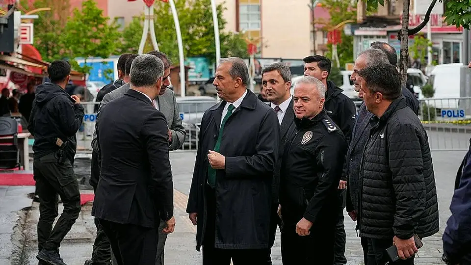 Hakkari Valisi İbrahim Taşyapan, Temel Kazısı Sonrası Oluşan Çatlakları İnceledi