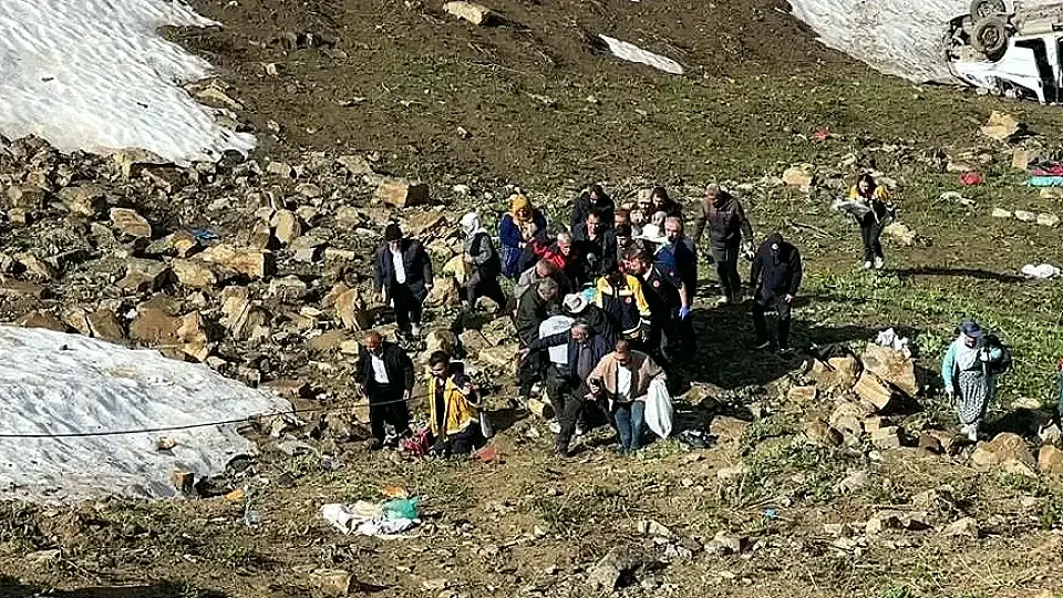 Hakkari Yüksekova'da Minibüs Uçuruma Yuvarlandı: 1 Ölü, 7 Yaralı