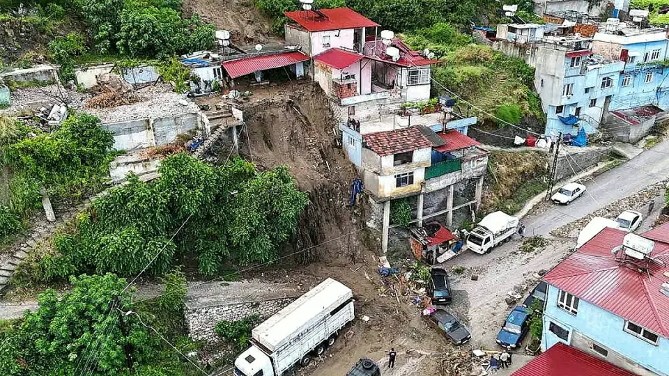 Hatay'da Aşırı Yağış Sonucu Çöken Evde 1 Kişi Hayatını Kaybetti, 3 Yaralı