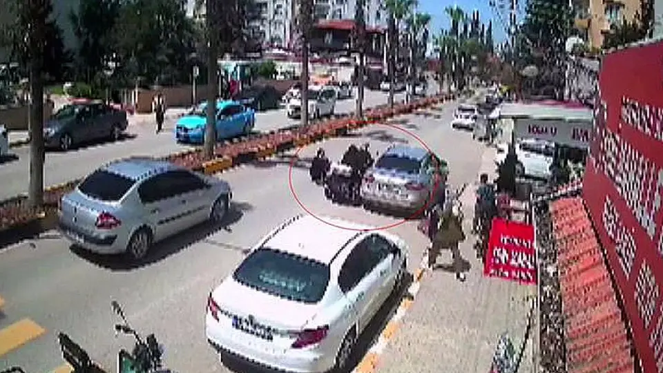 Hatay'da Moped Kazası: Biri Çocuk 2 Kişi Ezilmekten Kurtuldu