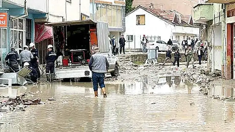 Havza'da Sel Felaketi: 4 Mahalle Sular Altında Kaldı, 12 Kişi Yaralandı
