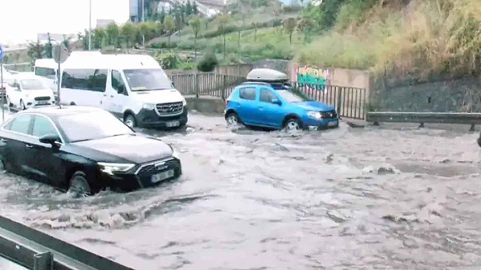 İstanbul'da Kuvvetli Sağanak: Yollar ve Tüneller Sular Altında Kaldı