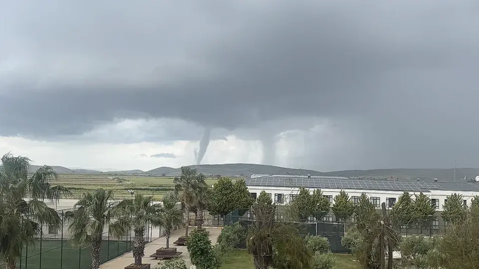 İzmir Menemen'de Hortum ve Dolu: Ani Hava Değişimi Etkili Oldu