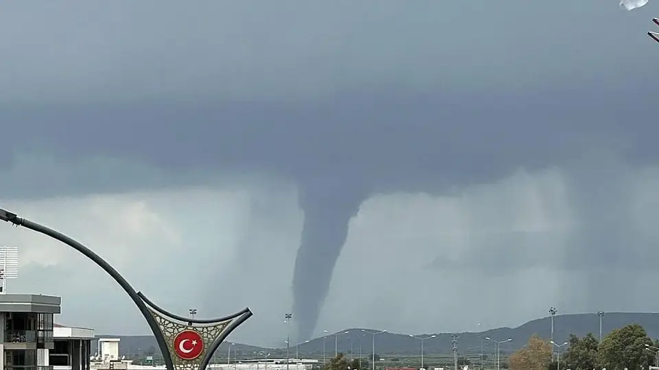 İzmir'in Menemen ilçesinde hortum oluştu