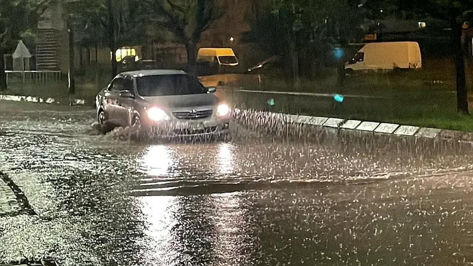 Kayseri'de Sağanak Sel Oldu, Yollar Ulaşıma Kapandı