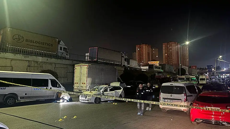 Küçükçekmece'de Dur İhtarına Uymayan Otomobil Kovalamacası: 1 Polis Memuru Yaralandı
