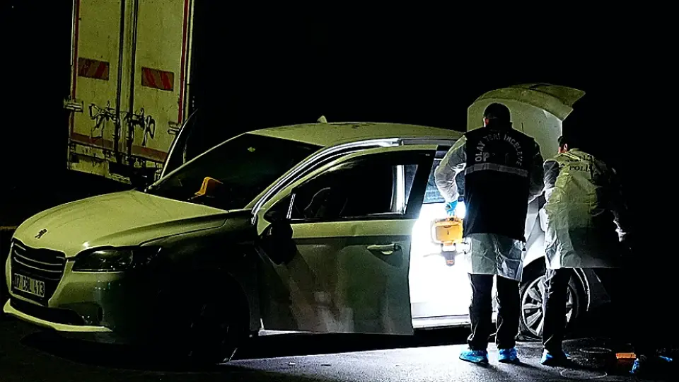 Küçükçekmece'de Polisten Kaçan Şüpheliler Kovalamaca Sonucu Yakalandı: Bir Polis Memuru Yaralandı