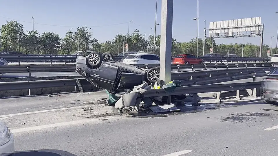 Küçükçekmece'de Trafiği Etkileyen Kaza: Otomobil Takla Attı