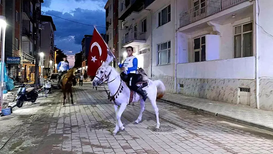 Manisa Selendi'de 19 Mayıs Coşkusu: Cirit Atlı Fener Alayı Düzenlendi