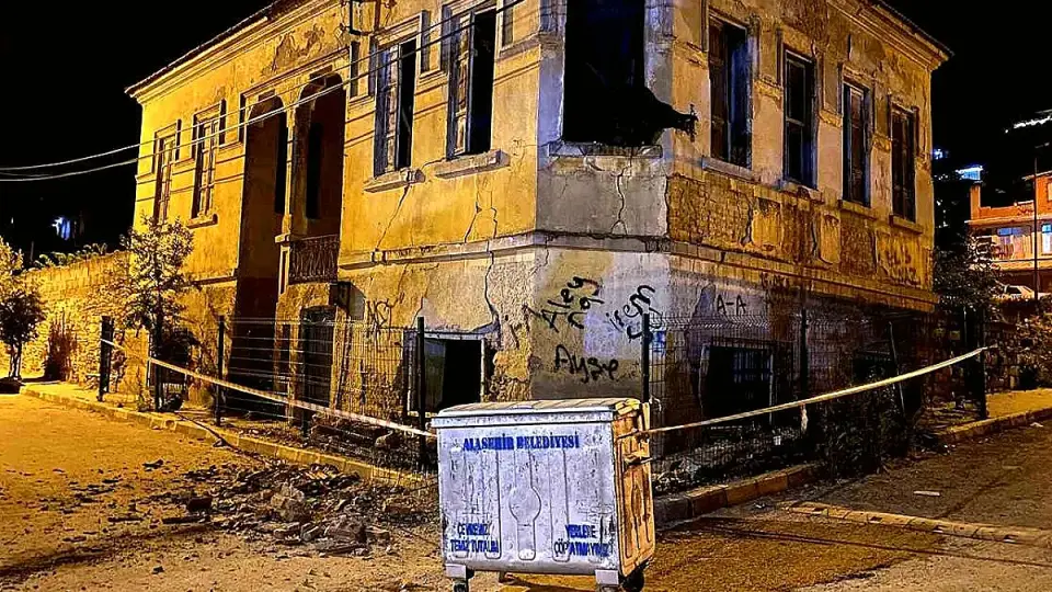 Manisa'da Tarihi Binanın Çatısı ve Duvarları Çöktü, Araç Hasar Gördü