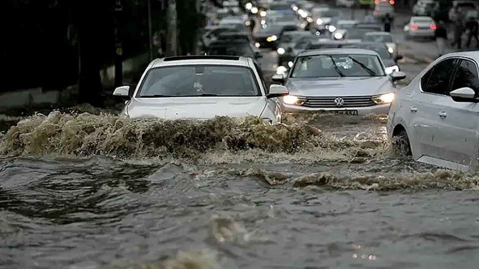 Meteoroloji'den Sel ve Su Baskını Uyarısı: Karadeniz'de Kuvvetli Yağış Bekleniyor