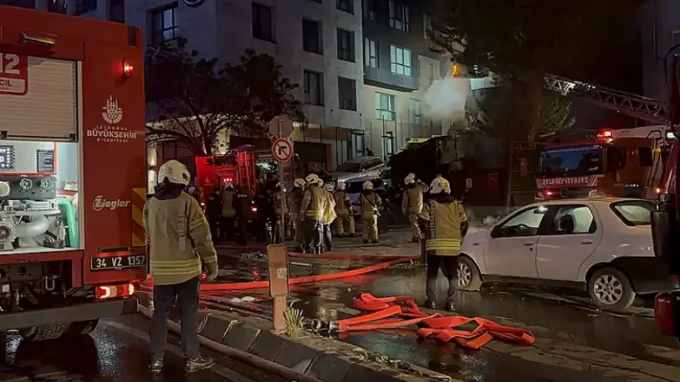 Motosiklette Çıkan Yangın 4 Katlı Binayı Sardı