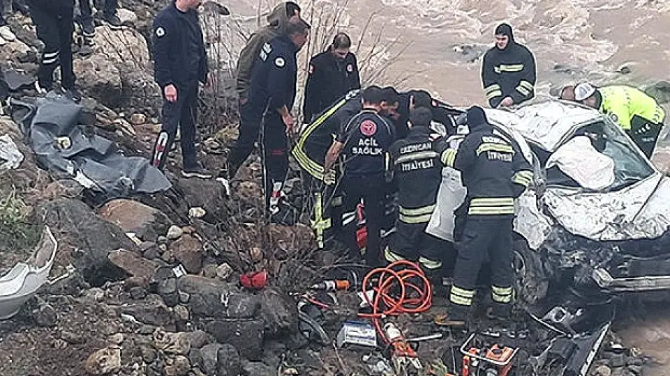 Otomobil Dereye Yuvarlandı: 2 Kişi Hayatını Kaybetti, 1 Kişi Yaralandı