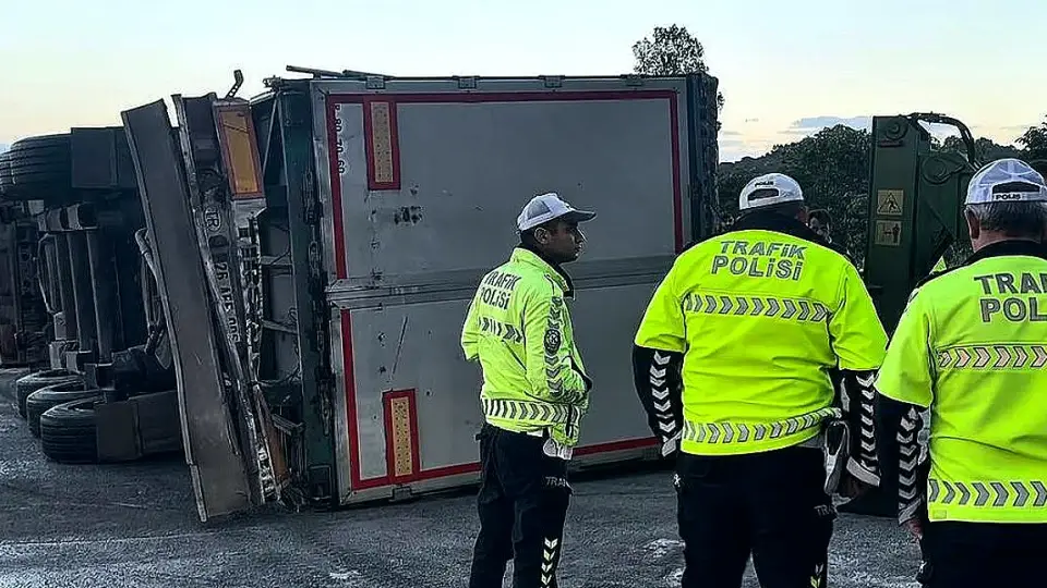 Pendik TEM Otoyolu'nda TIR dorsesi devrildi, çekicisi yan yattı