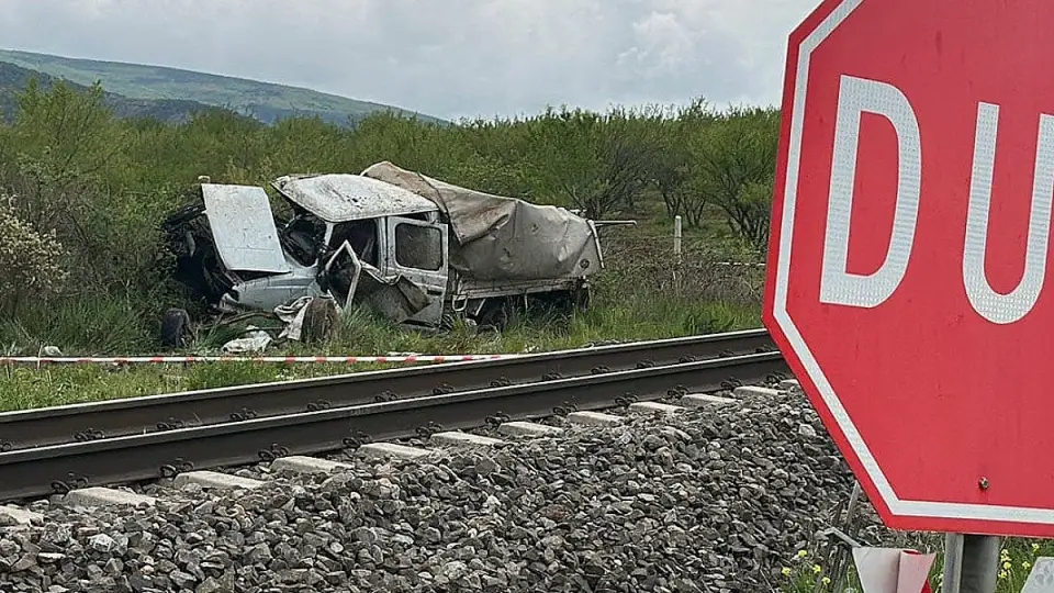 Raylarda Tren Kazası: Kamyonete Çarpan Tren Bariyerleri Yıktı, 1 Ölü, 3 Yaralı