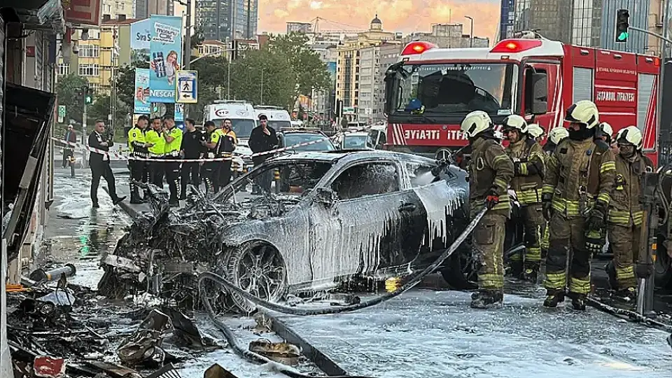 Şişli'de İş Yerine Giren Otomobil Yangın Çıkardı: 2 Yaralı