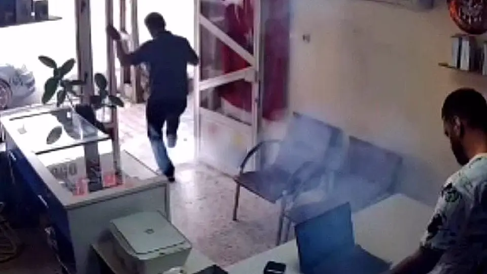 Tamir Edilen Cep Telefonu Bataryası Alev Alarak Patladı