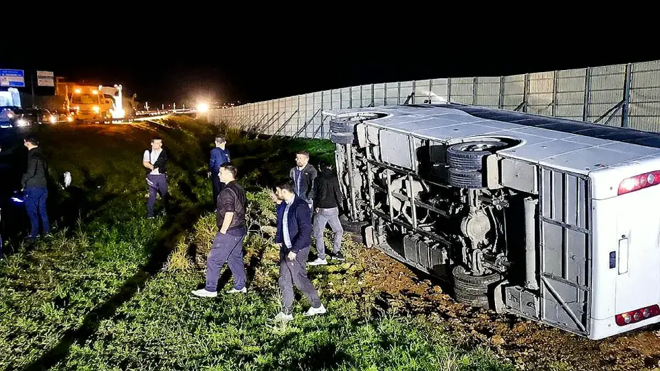 Taraftarları Taşıyan Midibüs Devrildi: 25 Yaralı