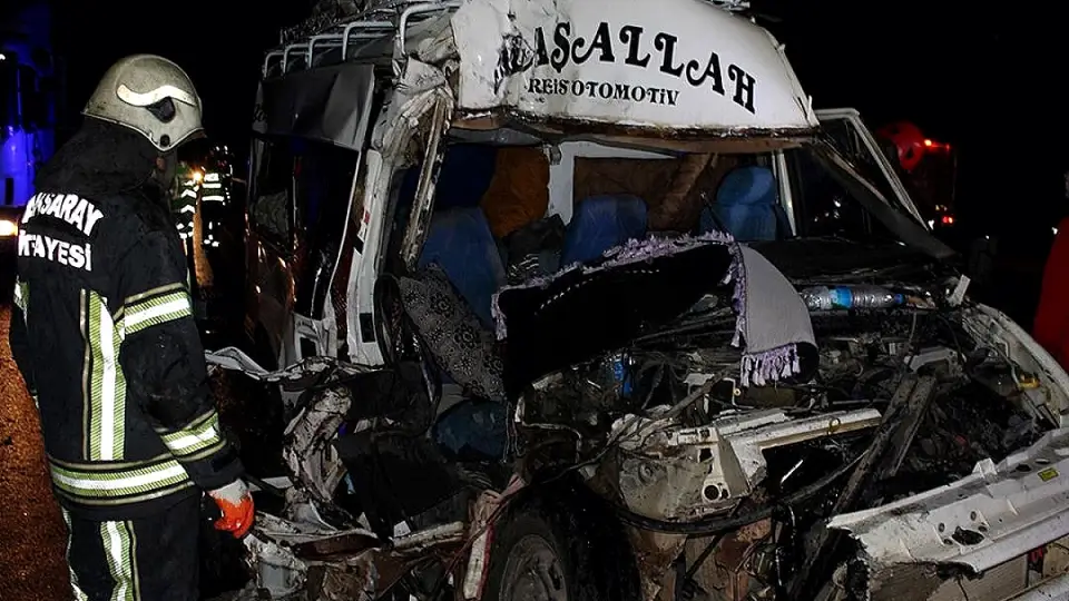 Tarım İşçilerini Taşıyan Minibüs TIR'a Çarptı: 9 Kişi Taburcu Oldu