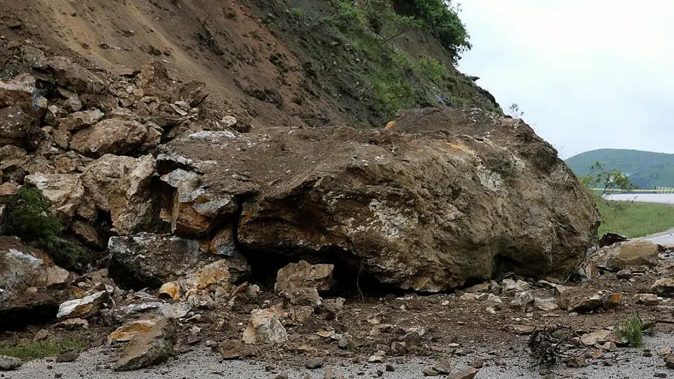 Tokat-Çat kara yolu heyelan nedeniyle ulaşıma kapandı