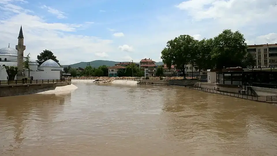 Tokat'ın Turhal İlçesinde Yeşilırmak Taşkın Riski Nedeniyle Tahliyeler Başladı, Eğitime Ara Verildi
