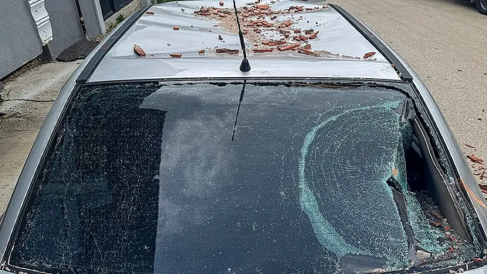 Uşak'ta Fırtına: Çatılar Uçtu, Araçlar Hasar Gördü