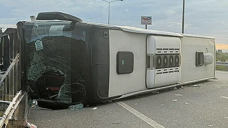 Yolcu Otobüsü Kontrolden Çıkarak Devrildi: 25 Yaralı
